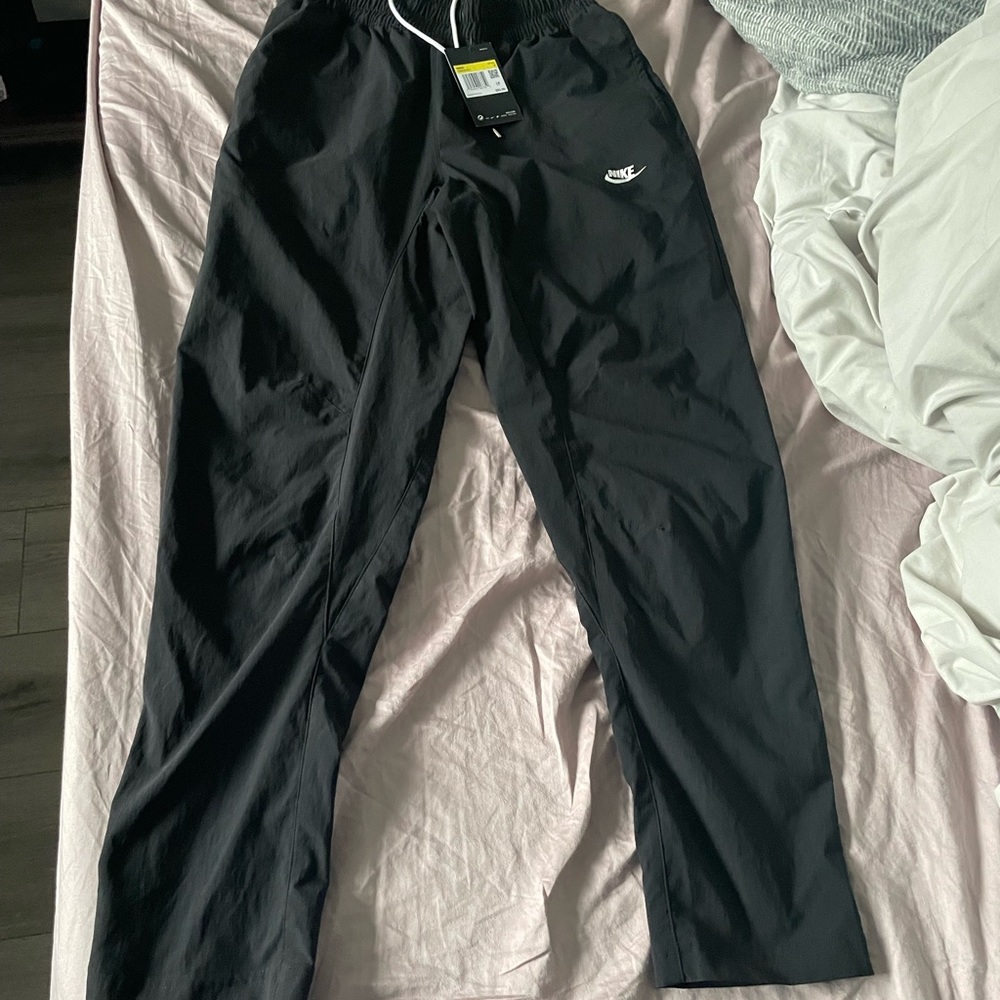 Nike Mens standard fit taper leg pants